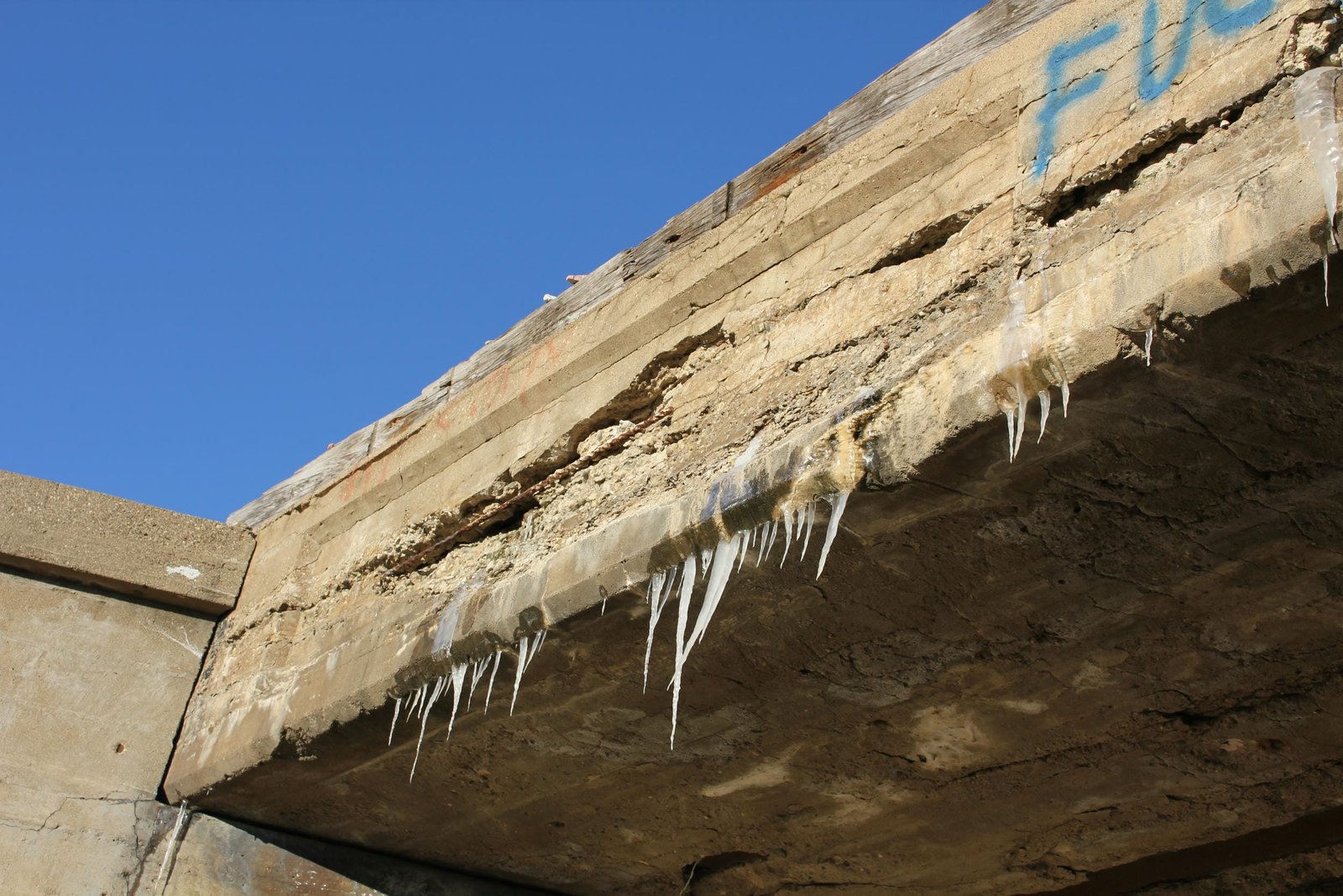 Spalling on superstructure